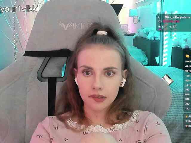 VikkiExtraCheese's chat room