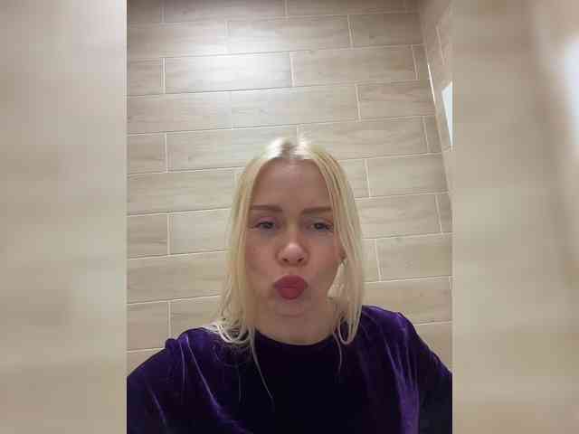 MirandaNow's chat room