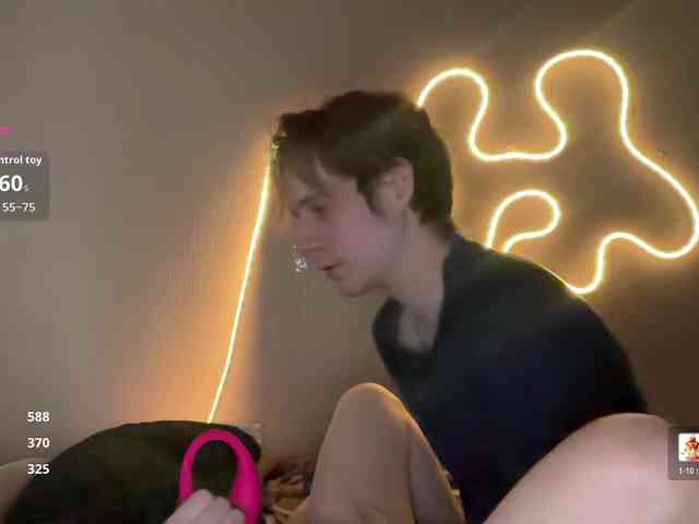 titsDestroy2007's chat room