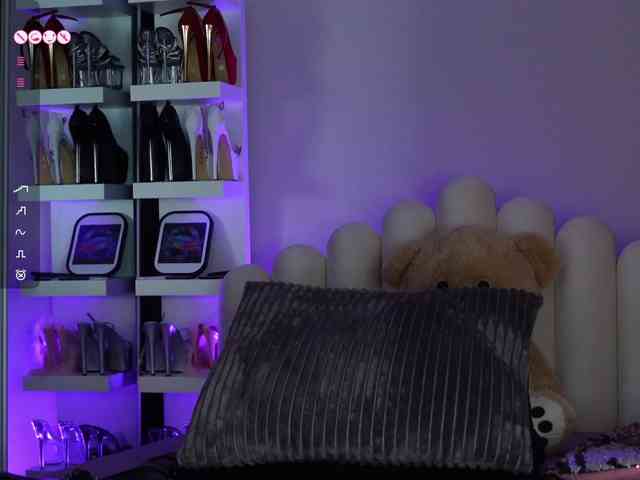 AngelaMyst's chat room