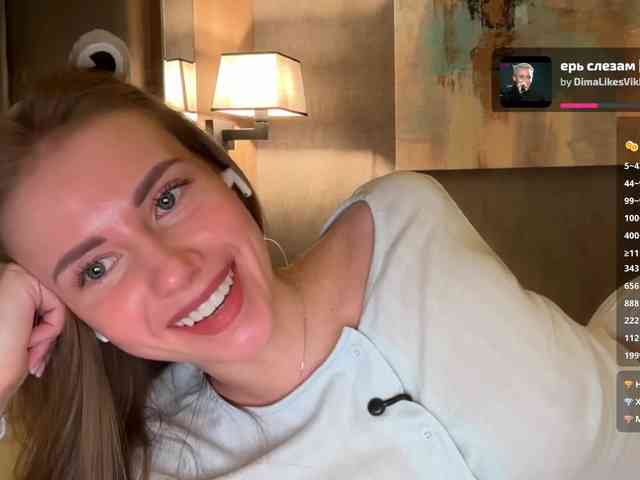 VikkiExtraCheese's chat room