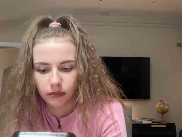 VikkiExtraCheese's chat room