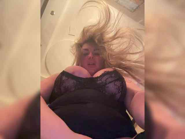VictoriaFoxxx's chat room