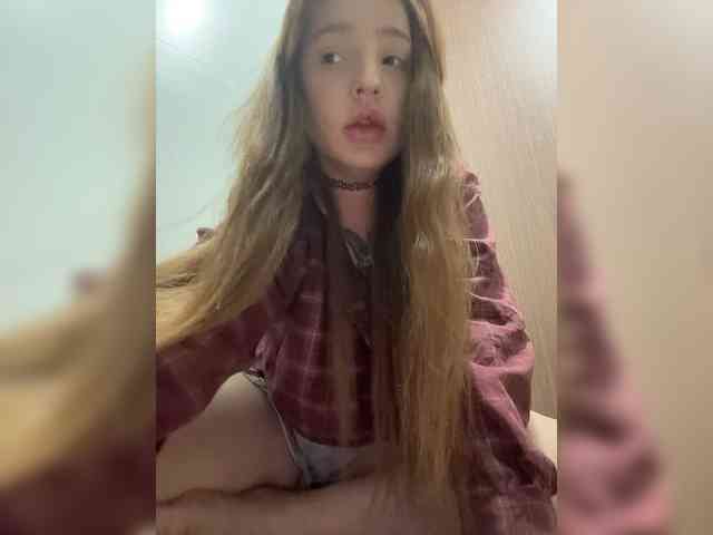 LittleDilara's chat room