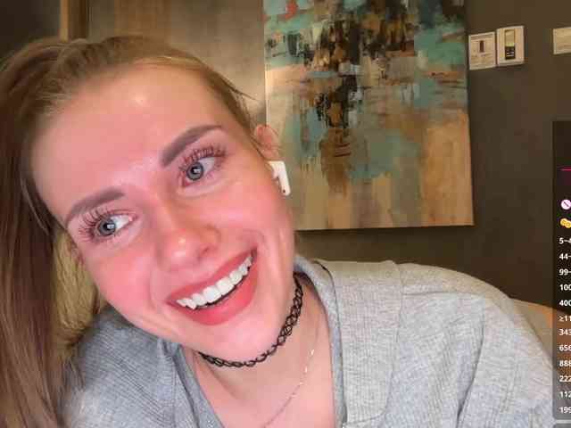 VikkiExtraCheese's chat room