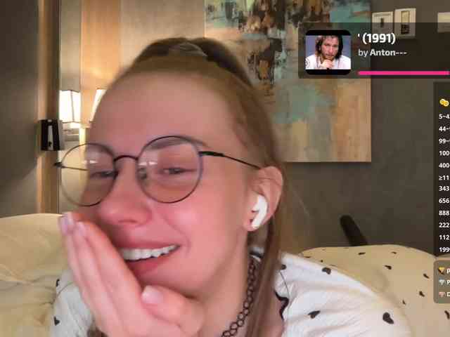 VikkiExtraCheese's chat room