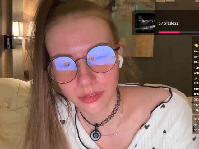 VikkiExtraCheese's chat room