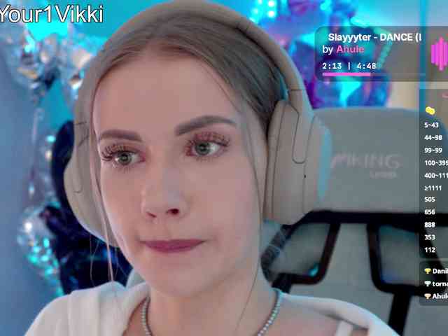 VikkiExtraCheese's chat room