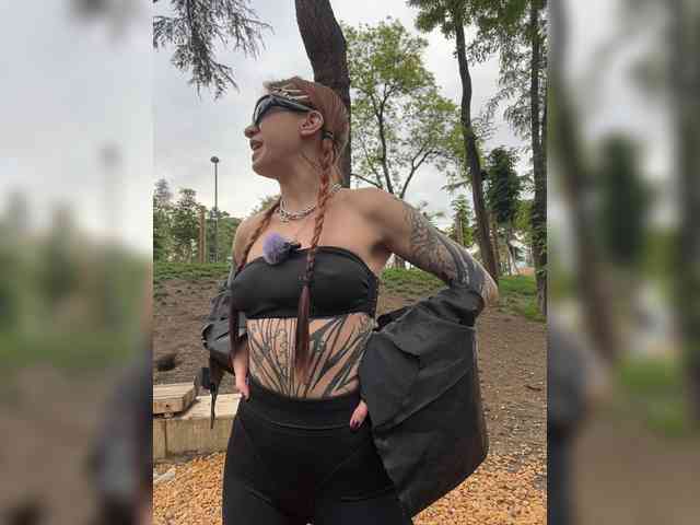 LINA69FEMDOM's chat room