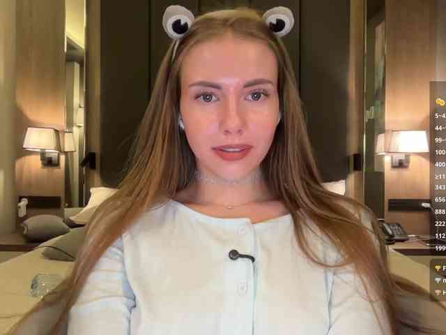 VikkiExtraCheese's chat room