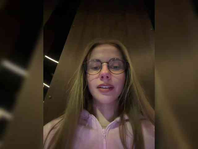 VikkiExtraCheese's chat room