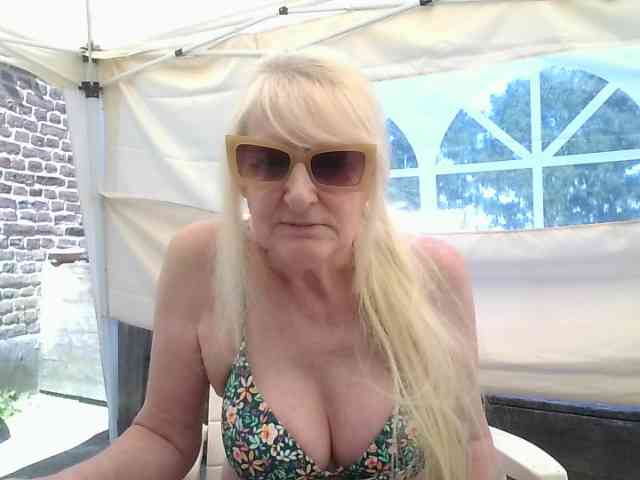 BlondMilfTascha's chat room