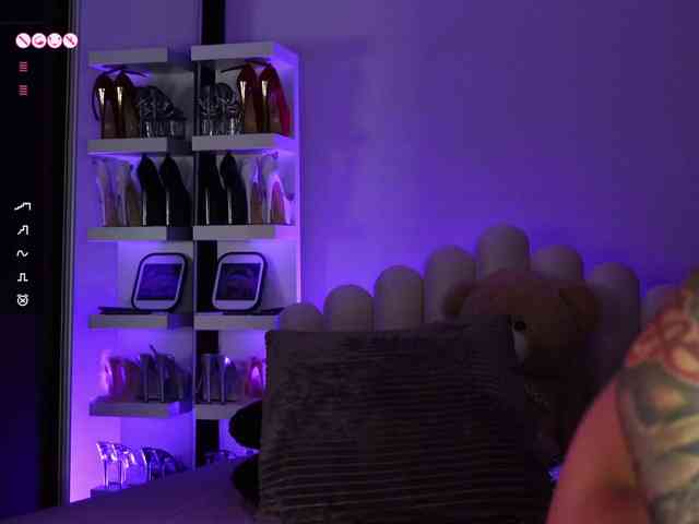 AngelaMyst's chat room