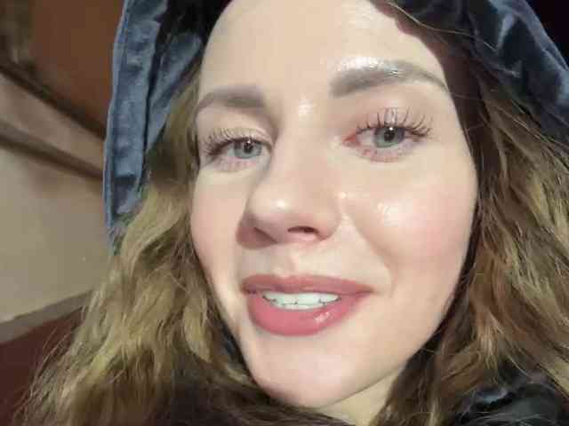 VikkiExtraCheese's chat room