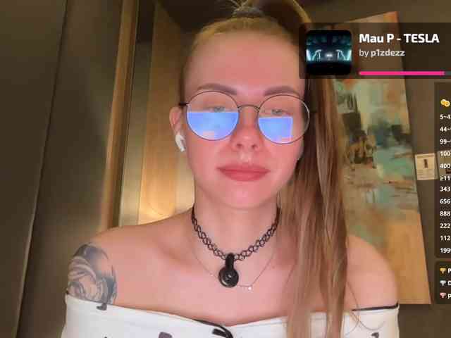 VikkiExtraCheese's chat room