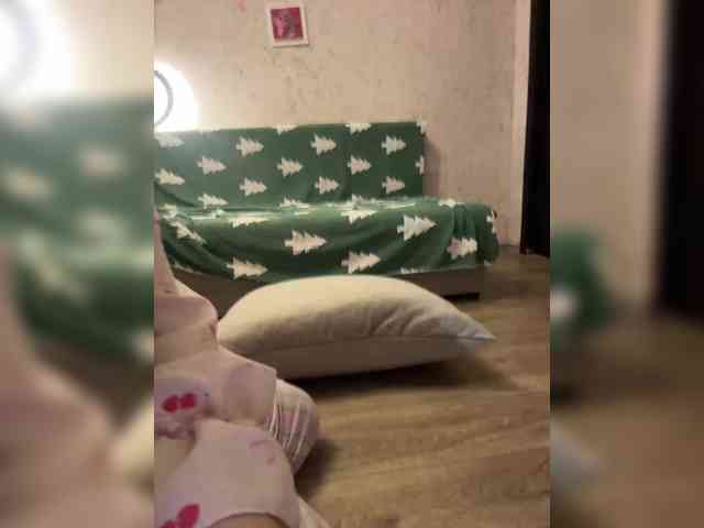 LittleDelora's chat room