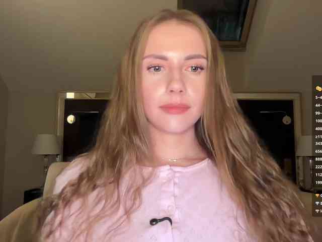 VikkiExtraCheese's chat room