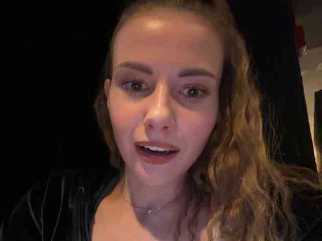 VikkiExtraCheese's chat room