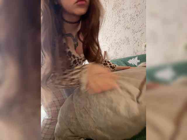 LittleDelora's chat room