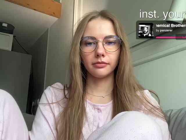 VikkiExtraCheese's chat room