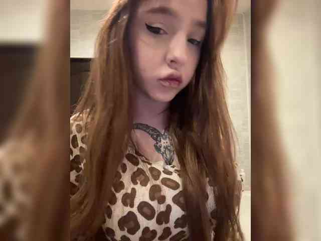 LittleDelora's chat room