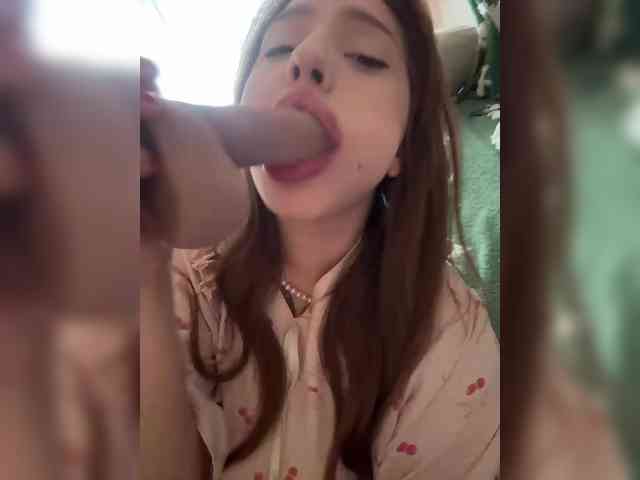 LittleDelora's chat room