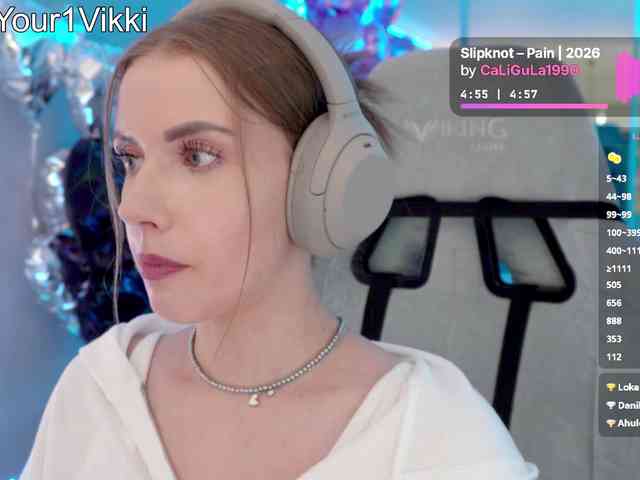 VikkiExtraCheese's chat room
