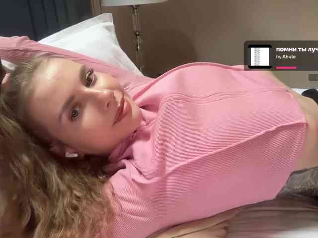 VikkiExtraCheese's chat room