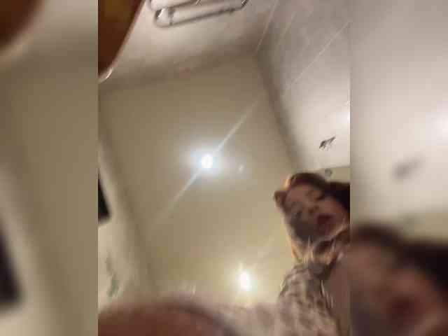 LittleDelora's chat room