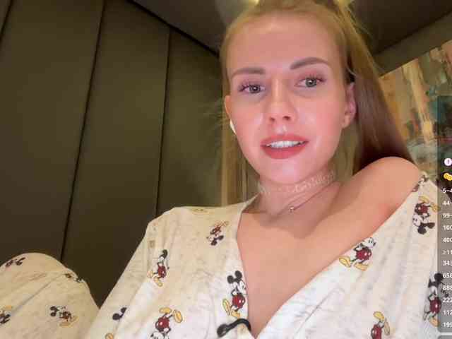 VikkiExtraCheese's chat room