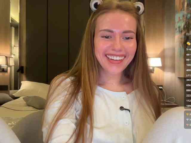 VikkiExtraCheese's chat room