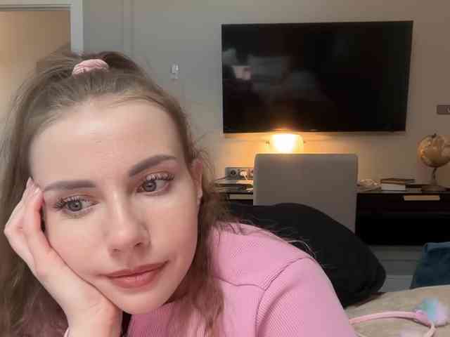 VikkiExtraCheese's chat room