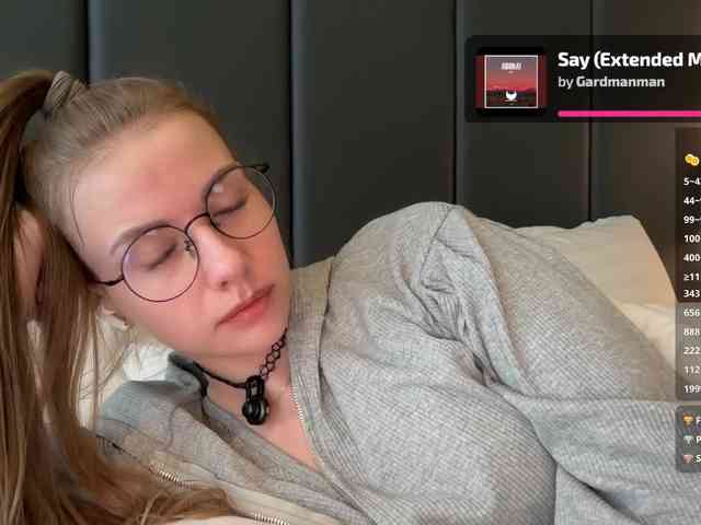 VikkiExtraCheese's chat room