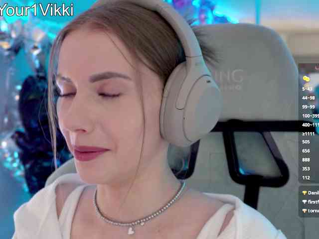 VikkiExtraCheese's chat room