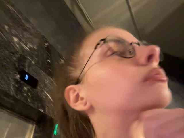 VikkiExtraCheese's chat room