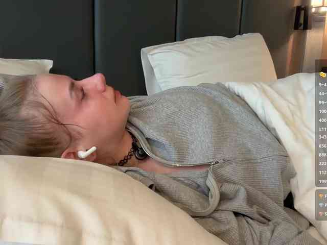 VikkiExtraCheese's chat room