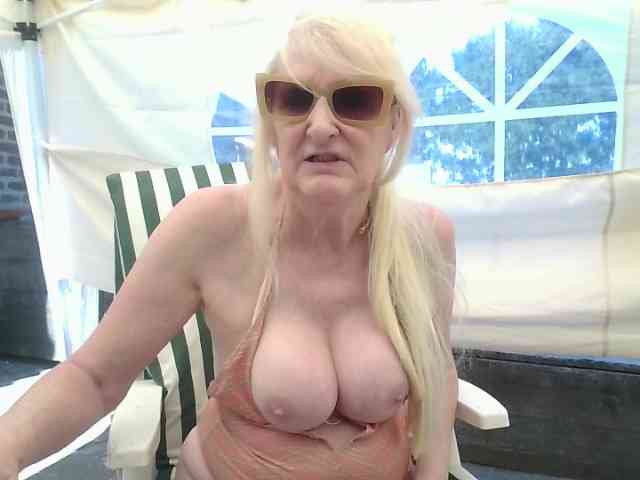 BlondMilfTascha's chat room