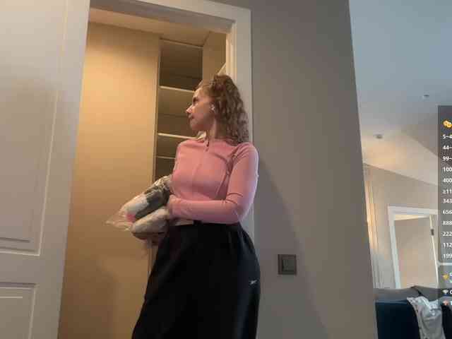 VikkiExtraCheese's chat room