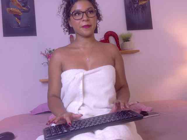 sophia-brunette's chat room
