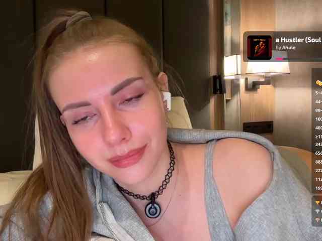 VikkiExtraCheese's chat room