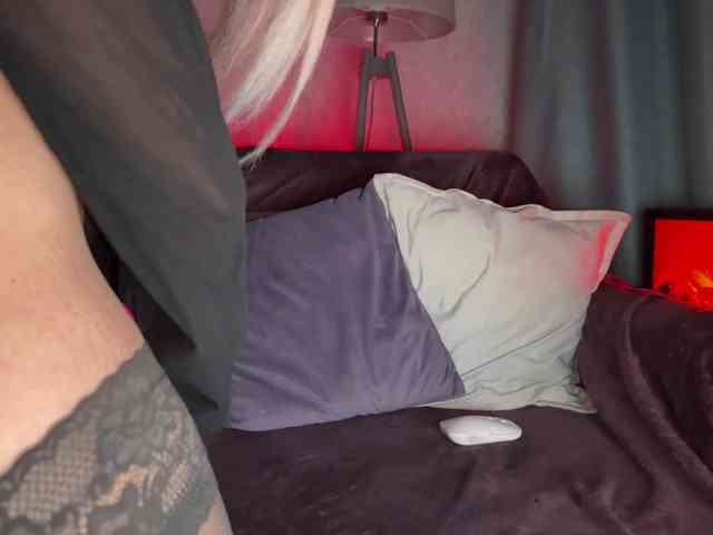PinkFoxya's chat room