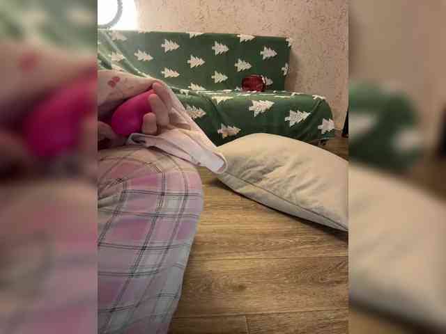 LittleDelora's chat room