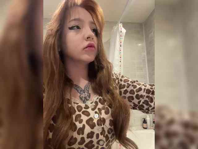 LittleDelora's chat room