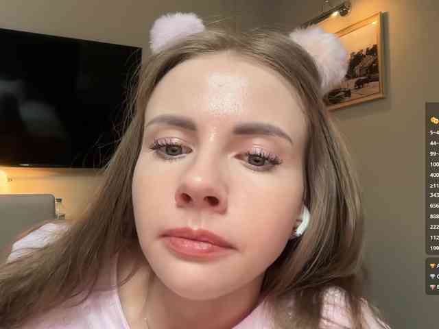 VikkiExtraCheese's chat room