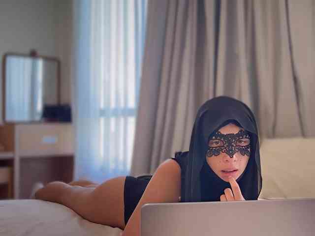 hiddenCrazySlut's chat room