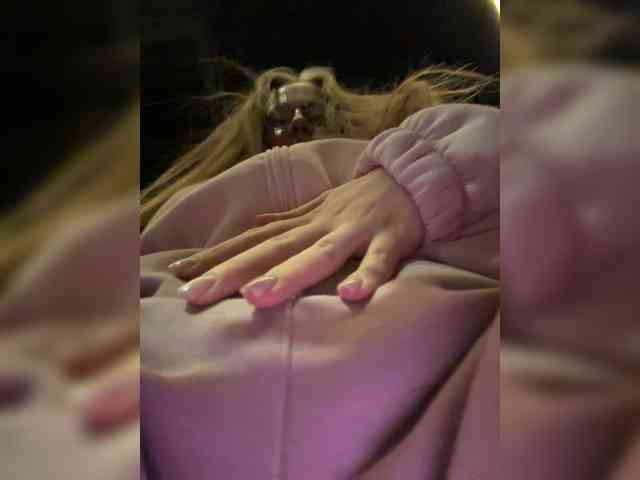 VikkiExtraCheese's chat room