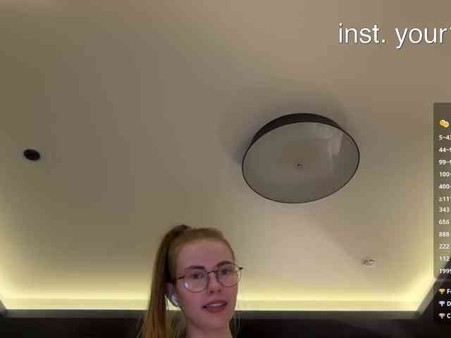 VikkiExtraCheese's chat room