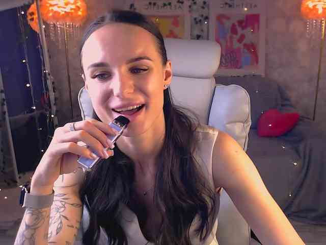 NicoleMerz's chat room