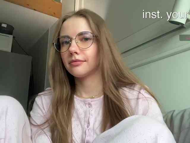 VikkiExtraCheese's chat room