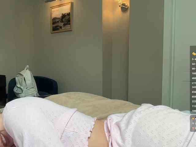 VikkiExtraCheese's chat room